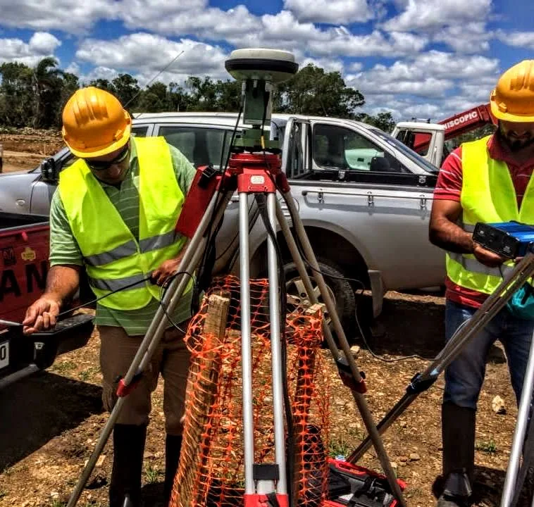 Equipo de Agrimensur realizando un relevamiento de campo