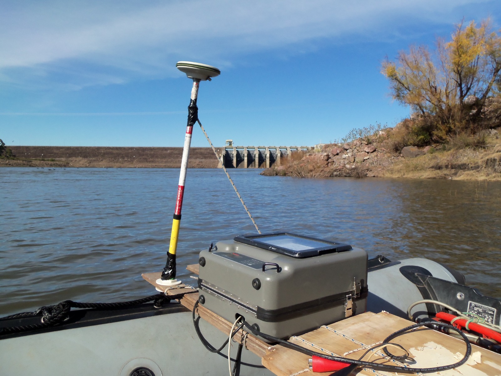 Receptor GNSS y equipo de medición sobre una embarcación junto a un embalse