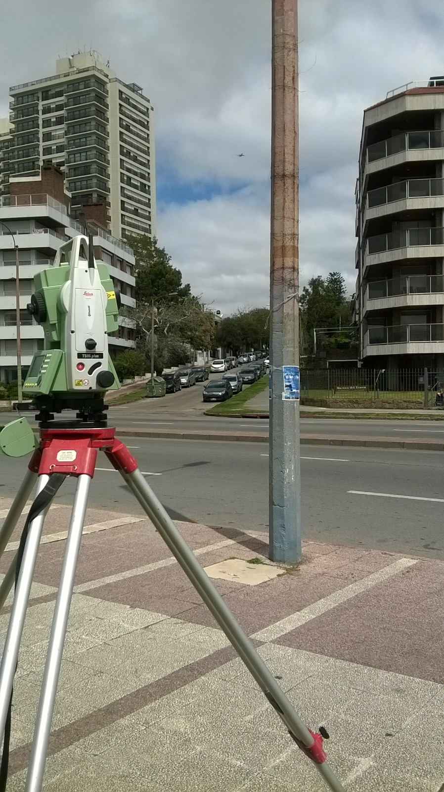 Estación total sobre trípode durante un relevamiento en una calle de Montevideo