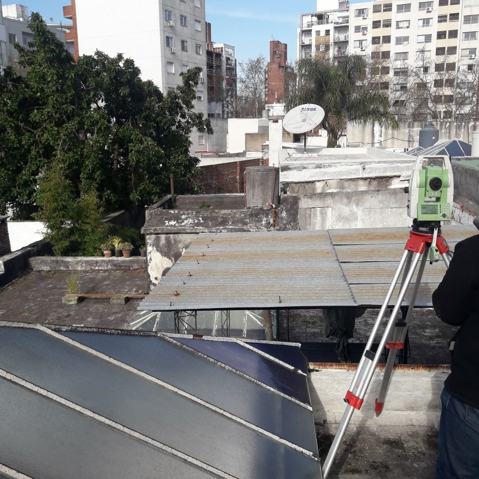 Estación total de topografía instalada sobre una azotea de Montevideo
